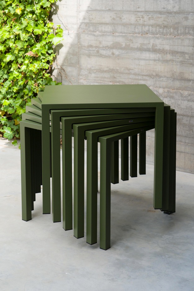 Quadratischer Emu Nova Tisch für den Außenbereich, stapelbar und in Olivgrün. Gartentisch aus Metall.