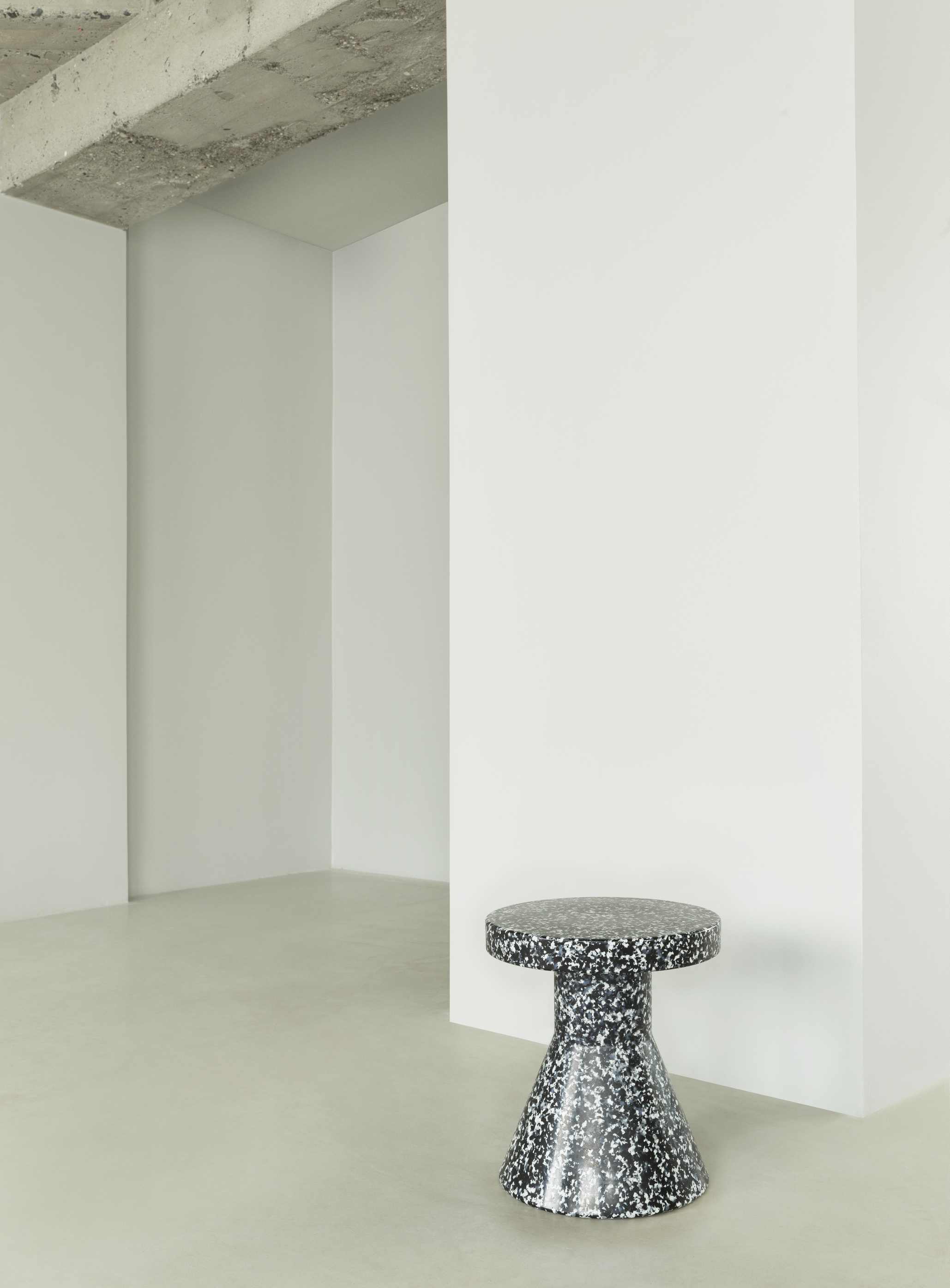 Normann Copenhagen Bit Stool Cone Hocker in Schwarz-Weiß-Muster, Kegelform, moderne Möbel für Wohnraum.