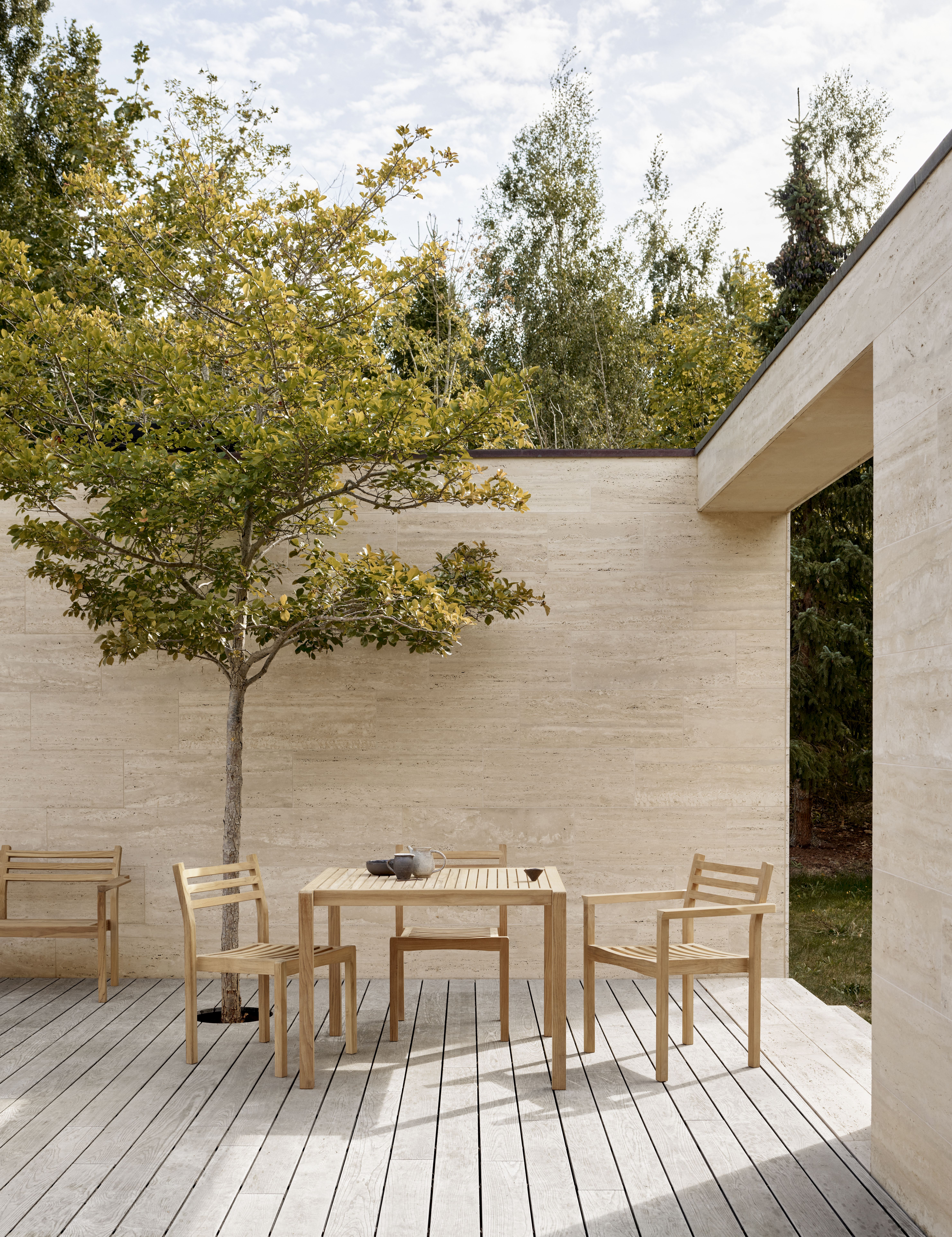 AH902 Esstisch Outdoor von Carl Hansen & Søn mit Stühlen auf einer Holzterrasse.