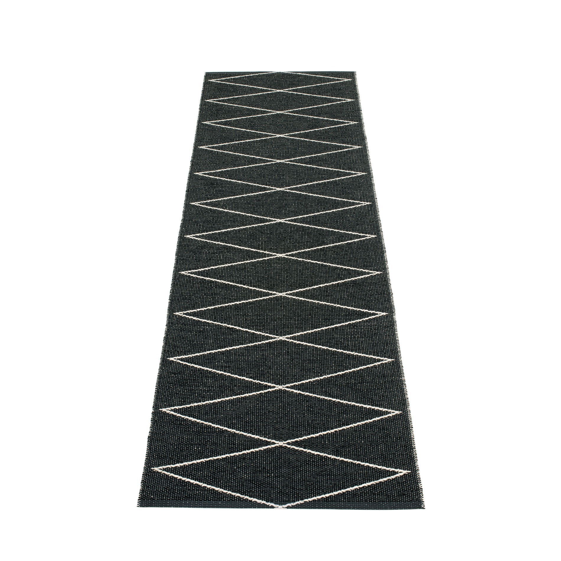 Max Kunststoffteppich von Pappelina, 70x240 cm, schwarz-vanille mit geometrischem Rautenmuster. Robuster Teppich für Innen und Außen.