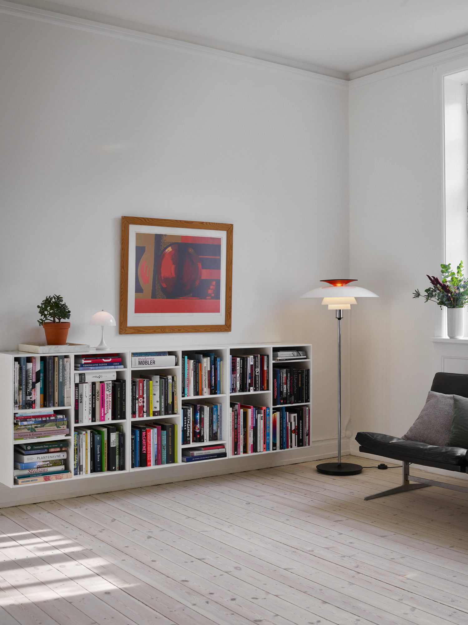 Panthella Portable Tischleuchte von Louis Poulsen im Wohnzimmer, modernes Design, Akku-betriebene LED Lampe.