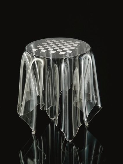 Essey Illusion Beistelltisch transparent mit Schachbrettmuster, ein moderner und leichter Design Tisch.