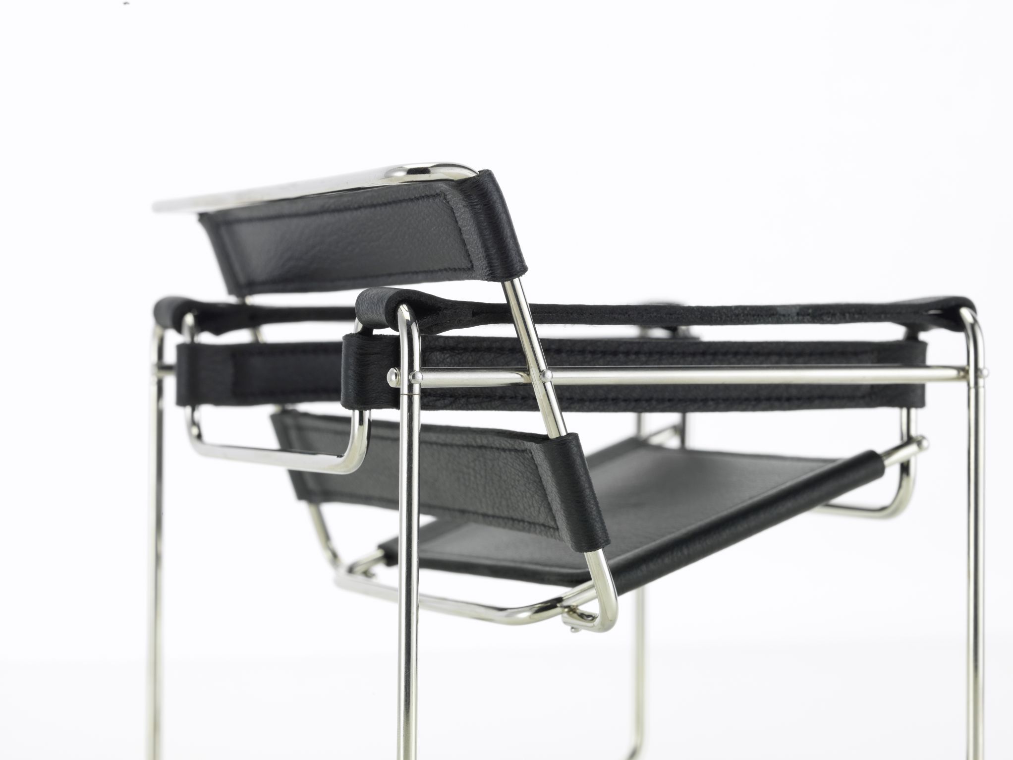 Detailaufnahme: Vitra B3 Wassily Stuhl Miniatur, verchromtes Stahlrohr und schwarzes Leder. Designklassiker im Kleinformat.