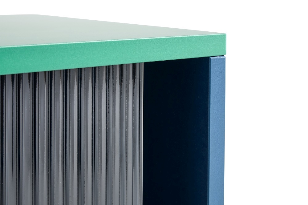 Detailaufnahme: Colour Cabinet Sideboard von Hay mit geriffelten Glastüren und farbigen Elementen.