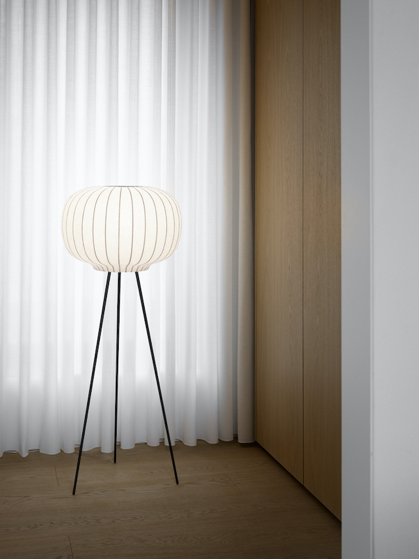 Vipp Stehleuchte Paper Floor Lamp mit dunklem Eichenholz-Detail und schwarzem Stativfuß vor Vorhang.