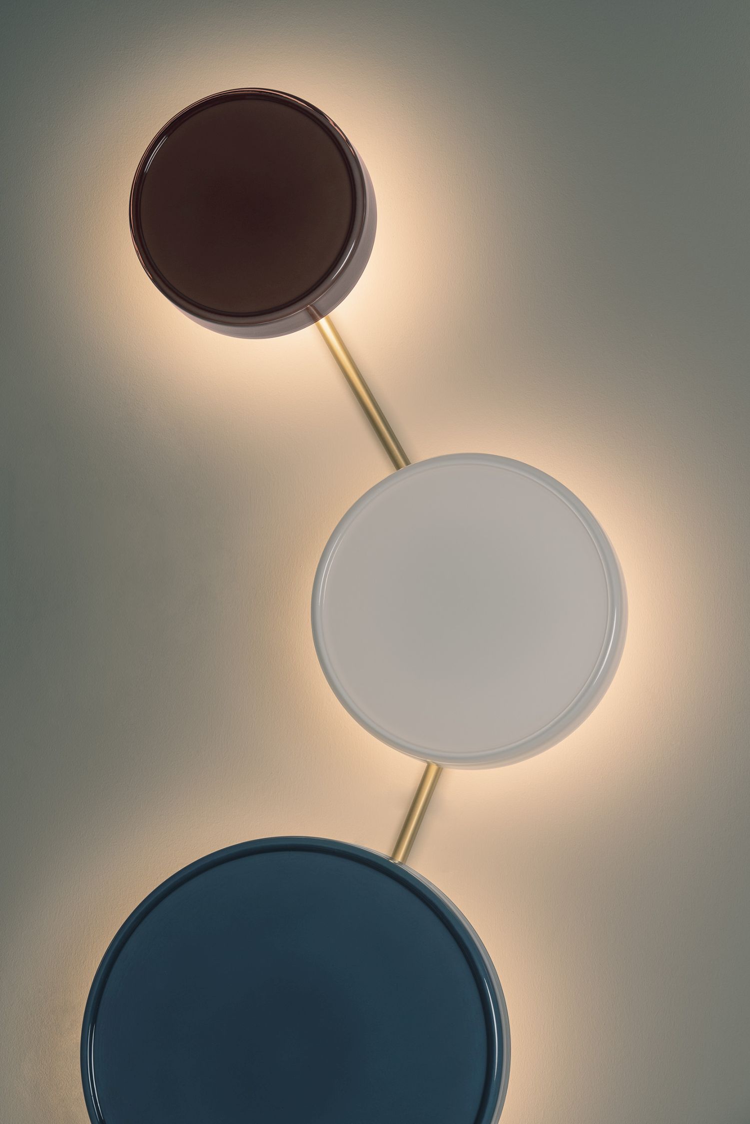 Nahaufnahme der Caramel Wandleuchte von Marset in Blau, Weiß und Braun.