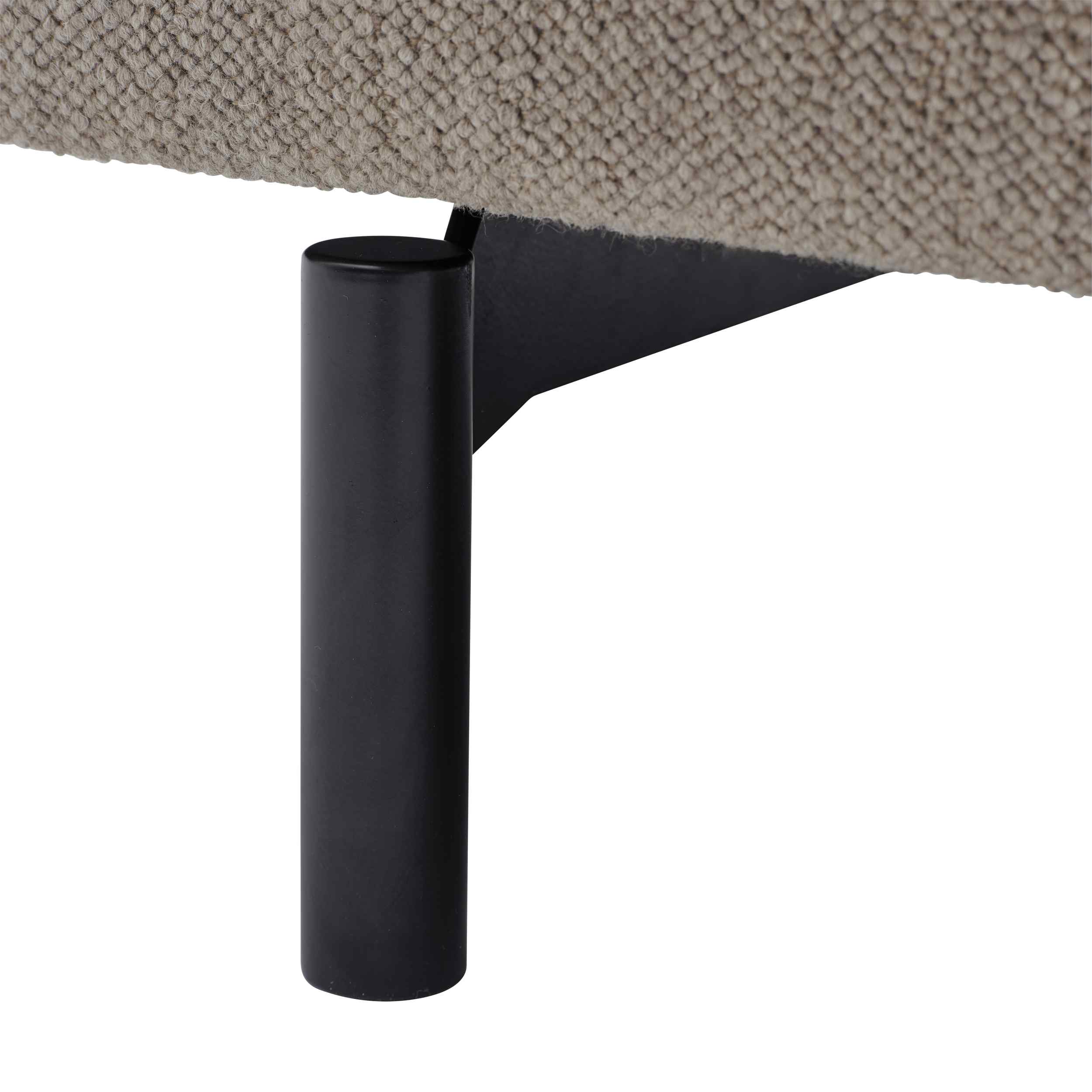 Detailaufnahme des Rest Sofas von Muuto: Beiges Stoffsofa mit schwarzem Metallfuß.