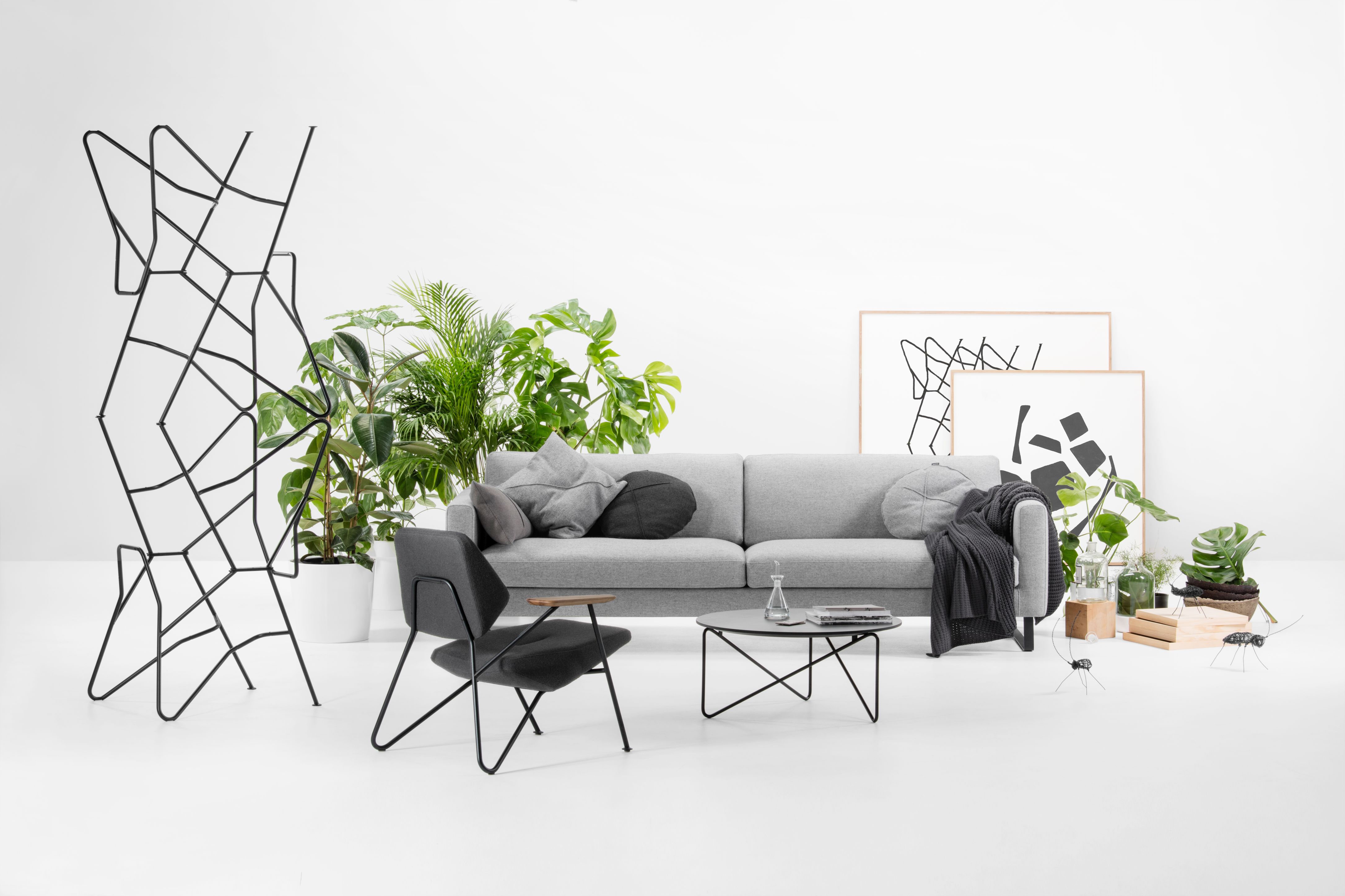 Helles Wohnzimmer mit Prostoria Polygon Beistelltisch, Sofa, Sessel und Deko-Elementen. Moderner Indoor- und Outdoor-Tisch.