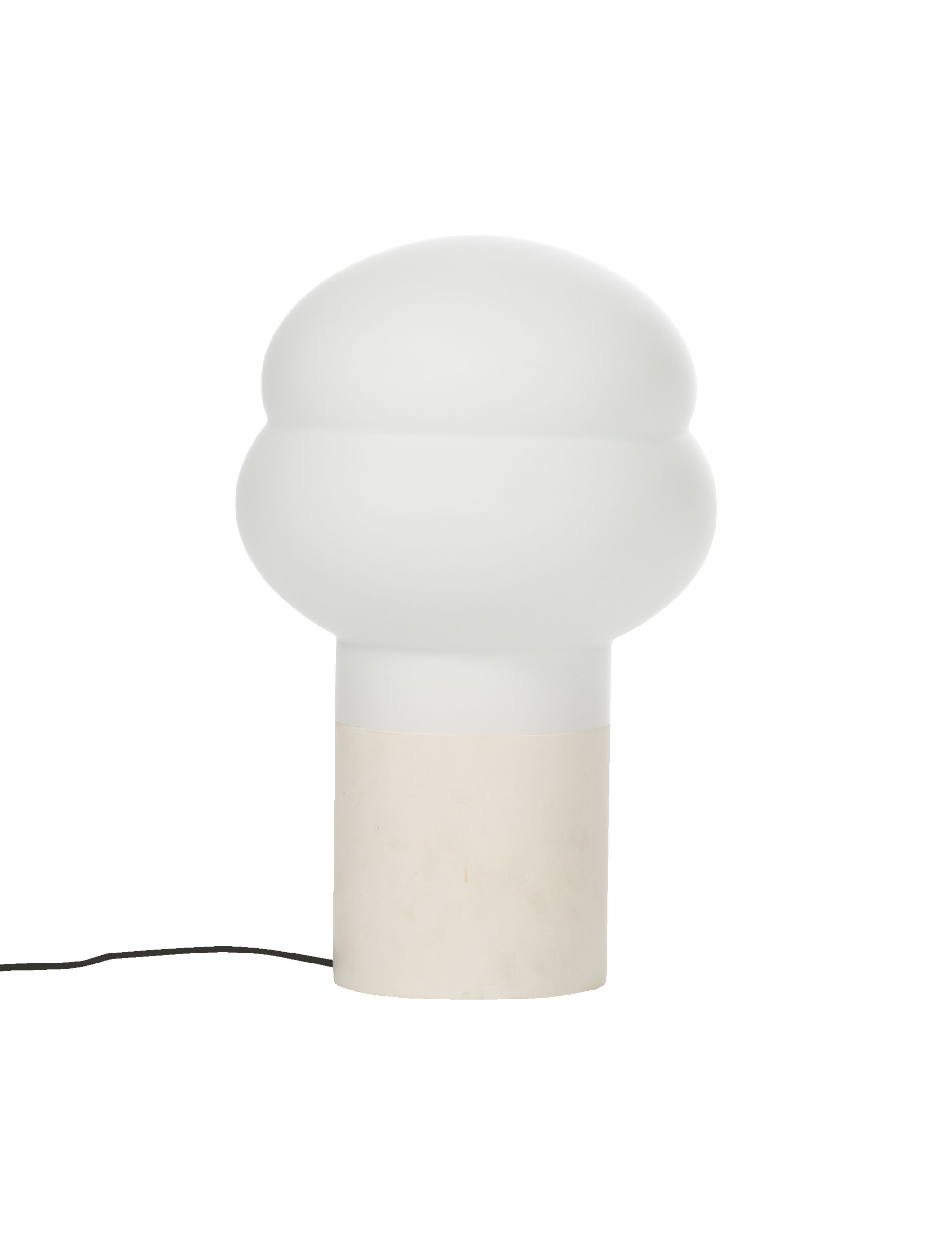 Weiße Kumo Tischleuchte von Pulpo, moderne Designerlampe mit rundem Lampenschirm und hellem Sockel.