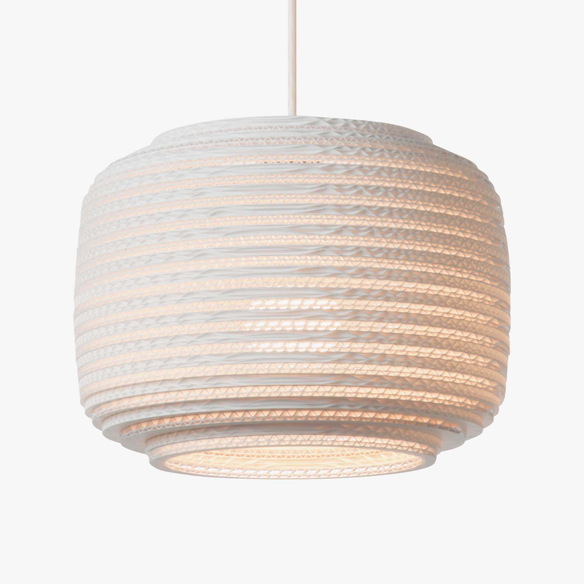 Weiße Scraplights Ausi 8 Hängeleuchte von Graypants aus recycelter Pappe, warmes Licht.