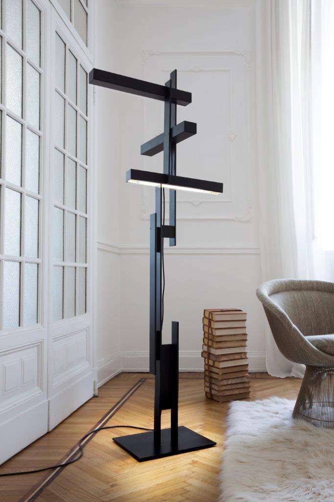 Schwarze Las Mist-o LED Stehleuchte von Oluce, modernes Design für Wohnzimmer und Büro.