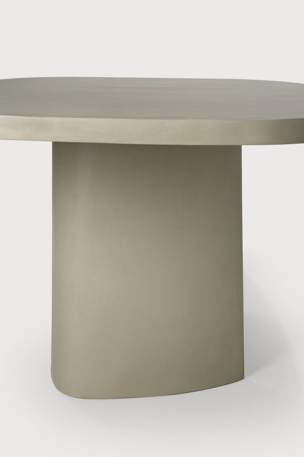 Nahaufnahme des Canyon Outdoor Esstisches von Ethnicraft aus Beton mit runder Tischplatte.