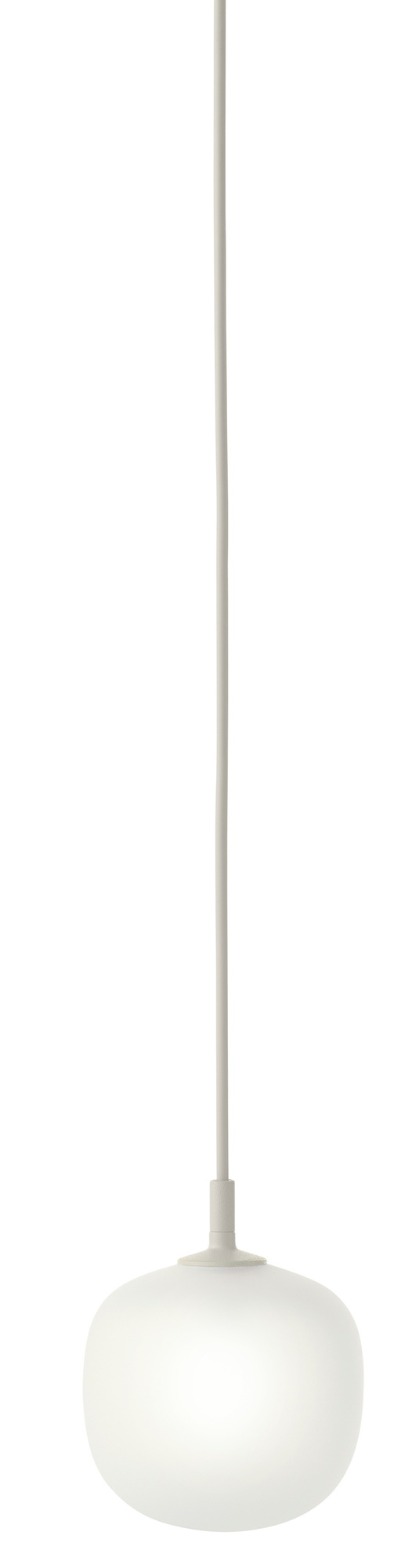 Weiße Rime Pendelleuchte von Muuto mit rundem Lampenschirm und Kabel. Moderne Hängelampe für Wohnzimmer.