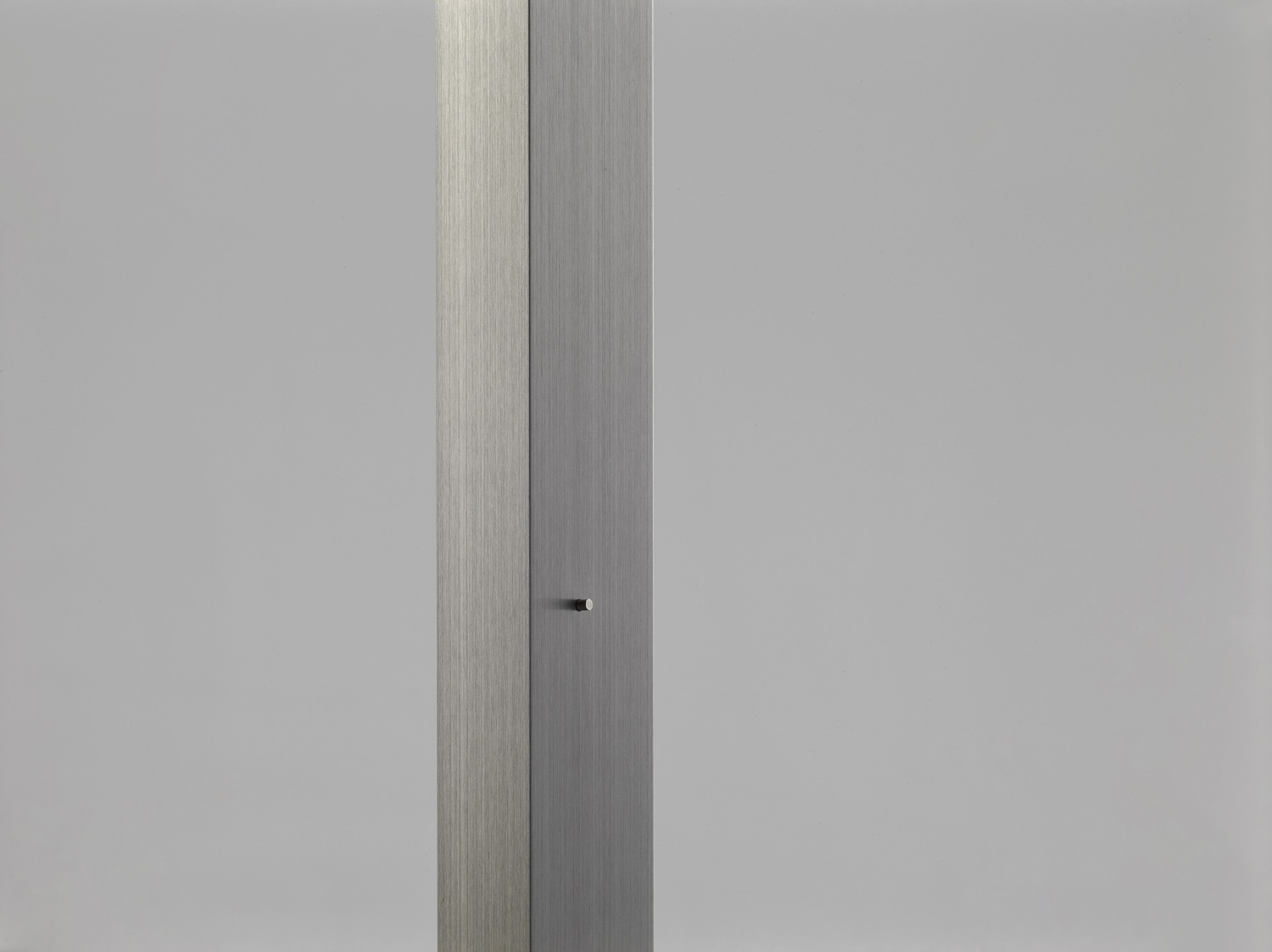 Detailaufnahme der Zen Floor Stehleuchte Stele, minimalistisches Design mit gebürsteter Metalloberfläche und kleinem Schalter.