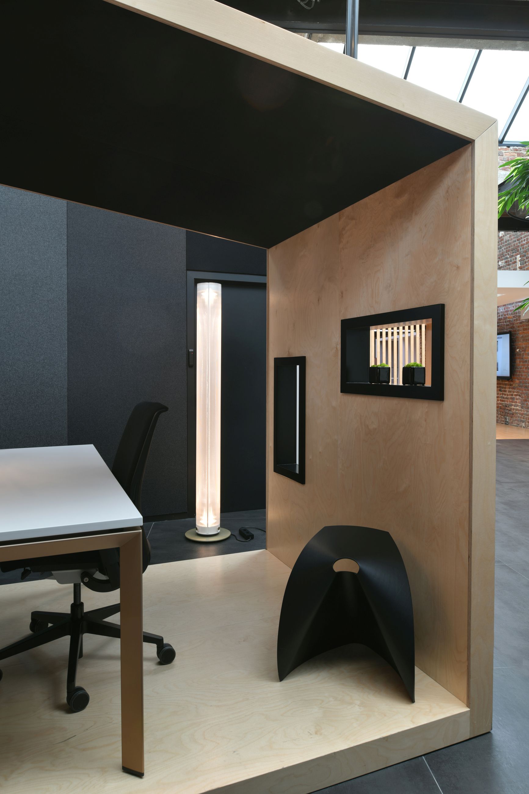 Belux Twilight Stehleuchte in modernem Büro-Arbeitsplatz mit Schreibtisch, Stuhl und minimalistischem Design.