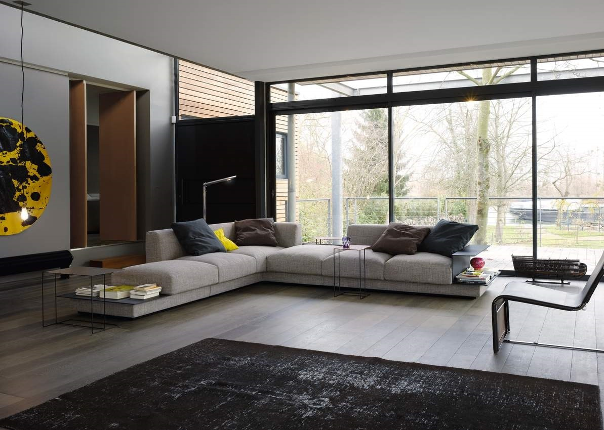 Oki Beistelltisch von Walter Knoll im modernen Wohnzimmer mit großem Sofa und Fensterfront.