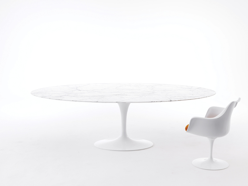 Saarinen Esstisch rund von Knoll International mit weißer Marmorplatte und passendem Tulip Stuhl.