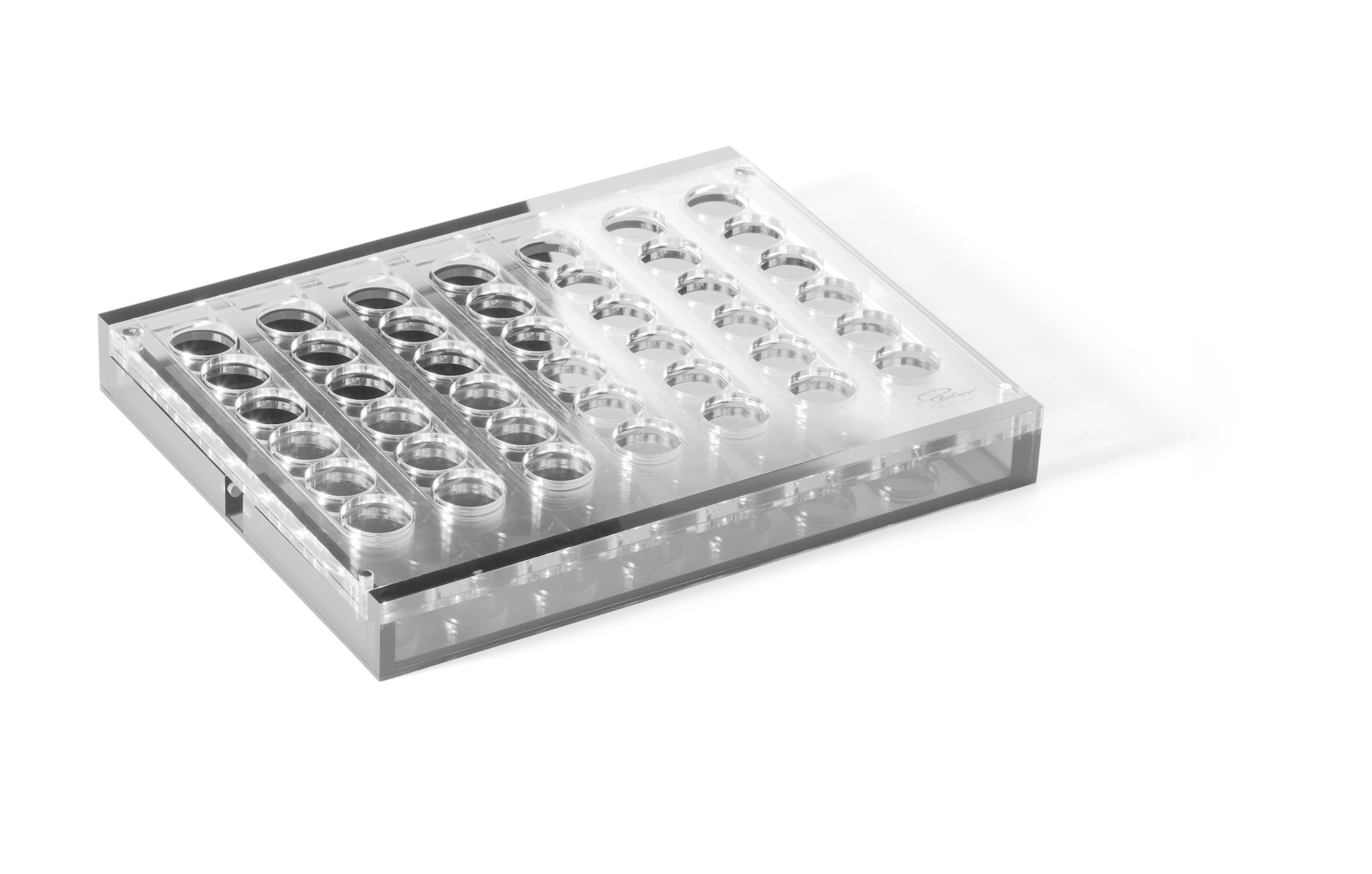YAP Strategiespiel von Philippi, ein 4-in-einer-Reihe-Spiel aus transparentem Acrylglas mit silberfarbenen Spielsteinen.