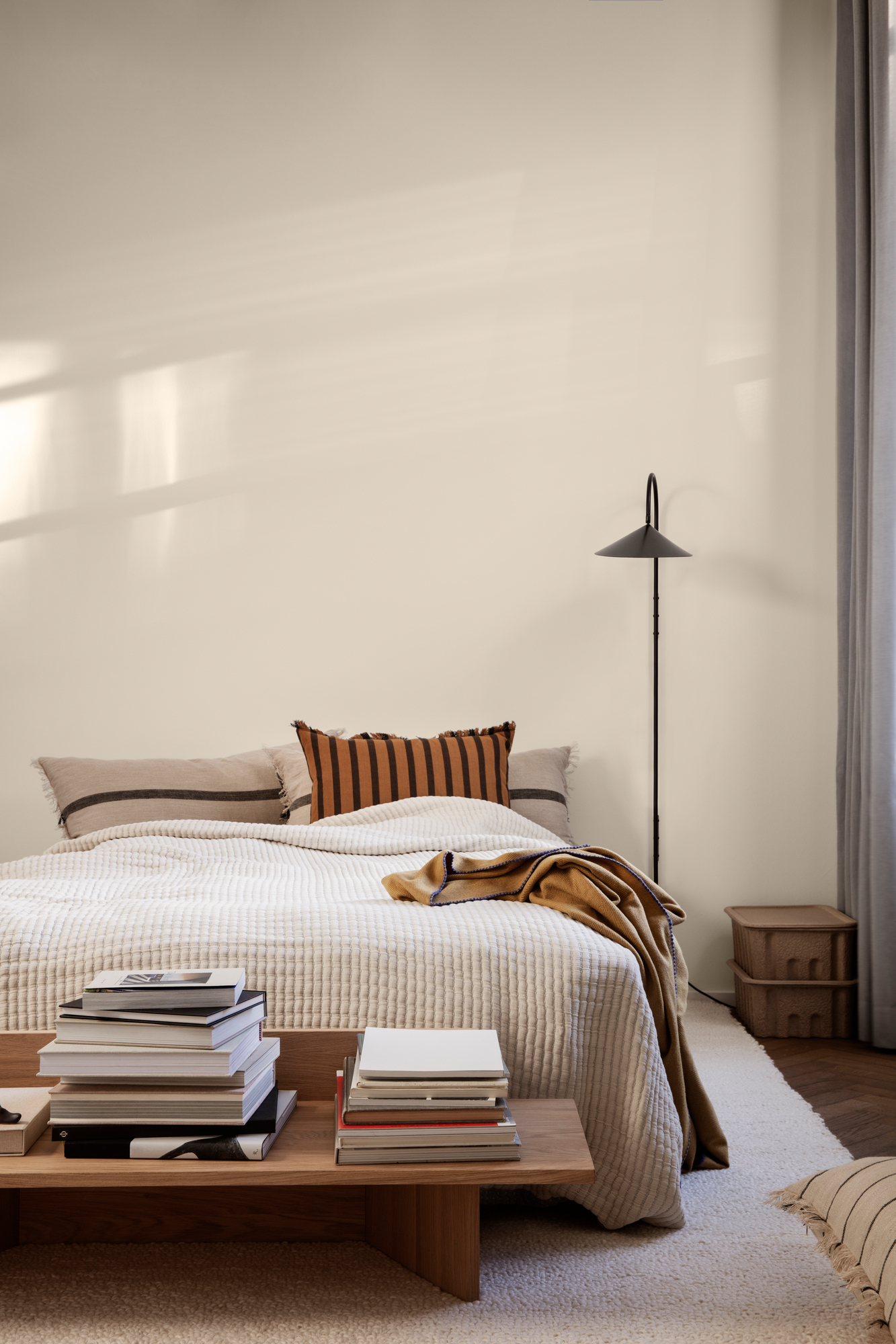 Oblique Bank von Ferm Living im Schlafzimmer als Nachttisch mit Büchern dekoriert.