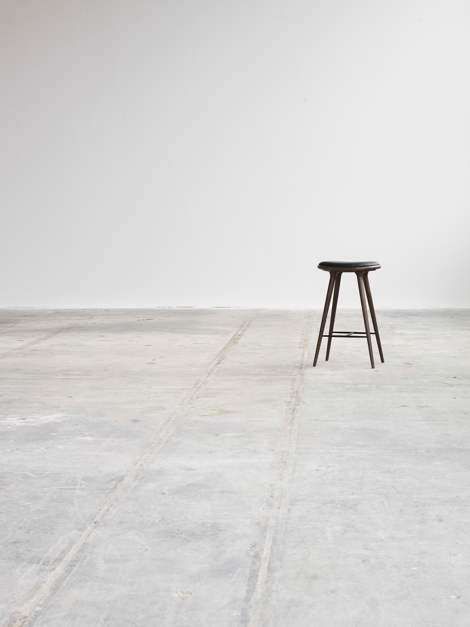 Schwarzer Barhocker aus Eiche von Mater. Moderner, minimalistischer Hocker für Küche oder Bar.