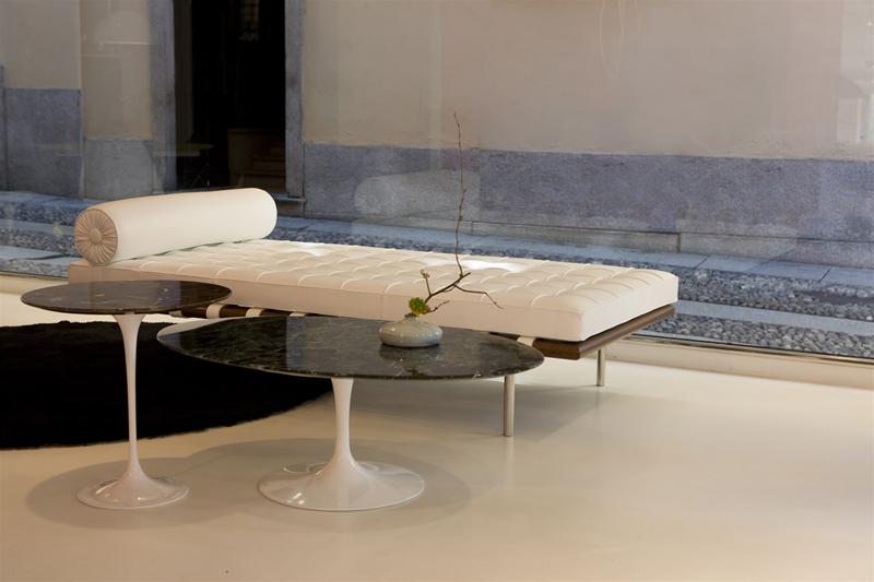 Barcelona Liege von Knoll International mit weißem Lederbezug und zwei Marmortischen.