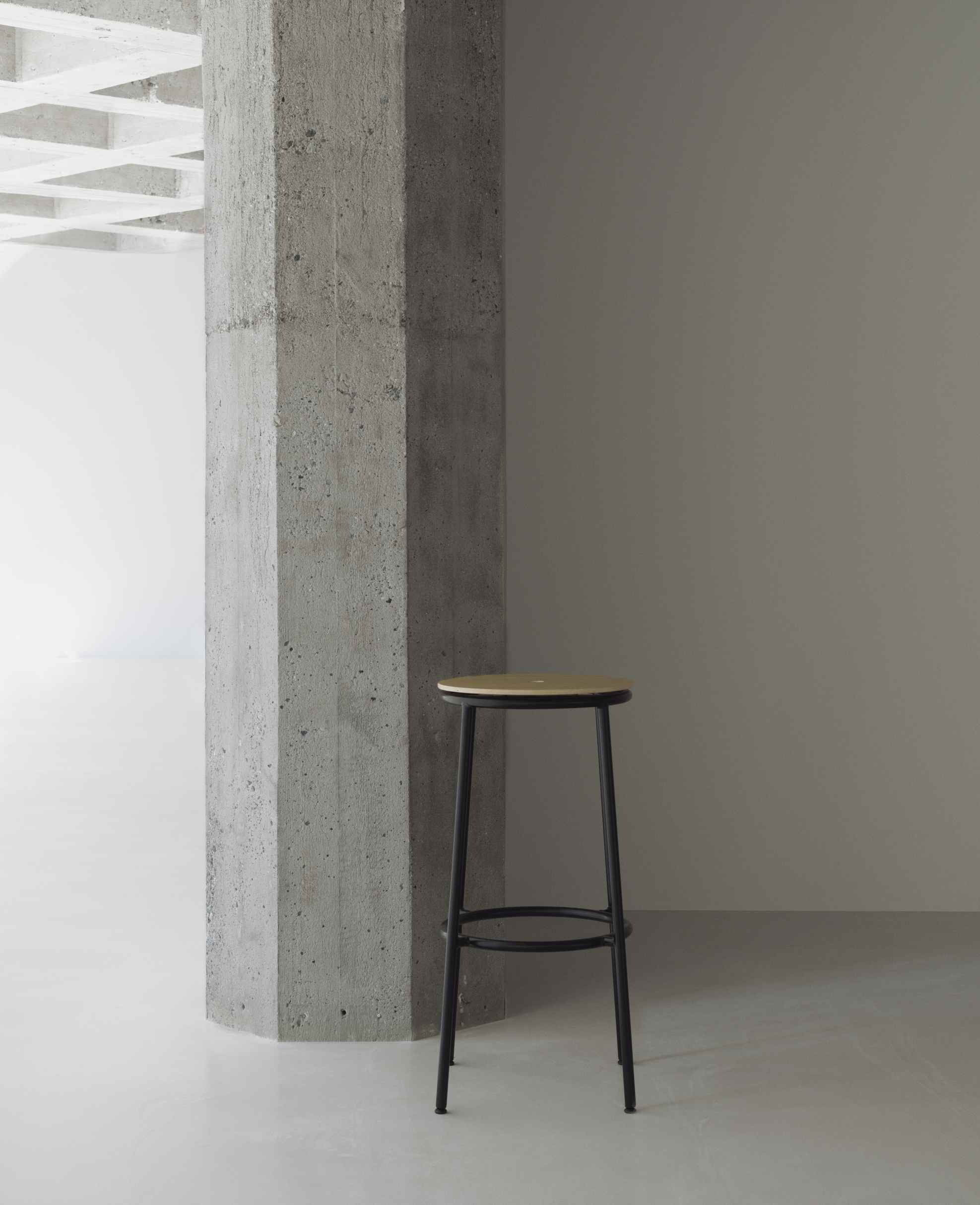 Circa Barstuhl H 75 cm von Normann Copenhagen: Moderner Barhocker mit schwarzem Gestell und Holz-Sitzfläche.