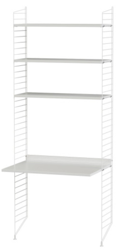 Weißes String Regal mit Schreibtischplatte und drei Regalböden für das Arbeitszimmer.