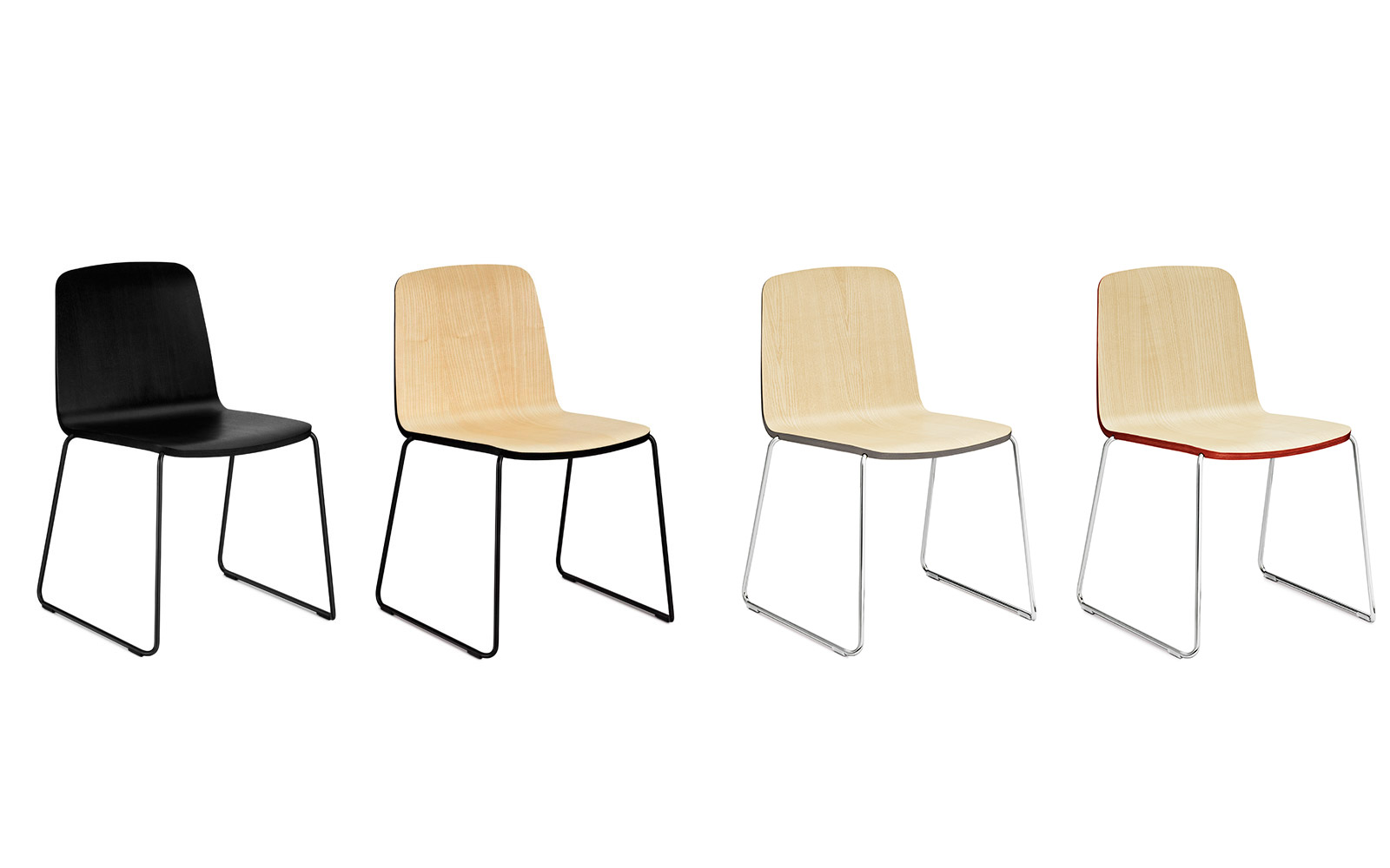 Vier Just Chair Stühle von Normann Copenhagen in Schwarz, Holz hell und mit farbigen Akzenten.