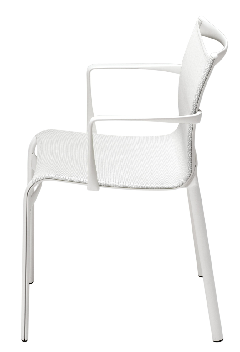 Weißer Bigframe Stuhl mit Armlehnen, Mesh-Sitzfläche und minimalistischem Design, seitliche Ansicht. Moderner Bürostuhl für Konferenzräume.