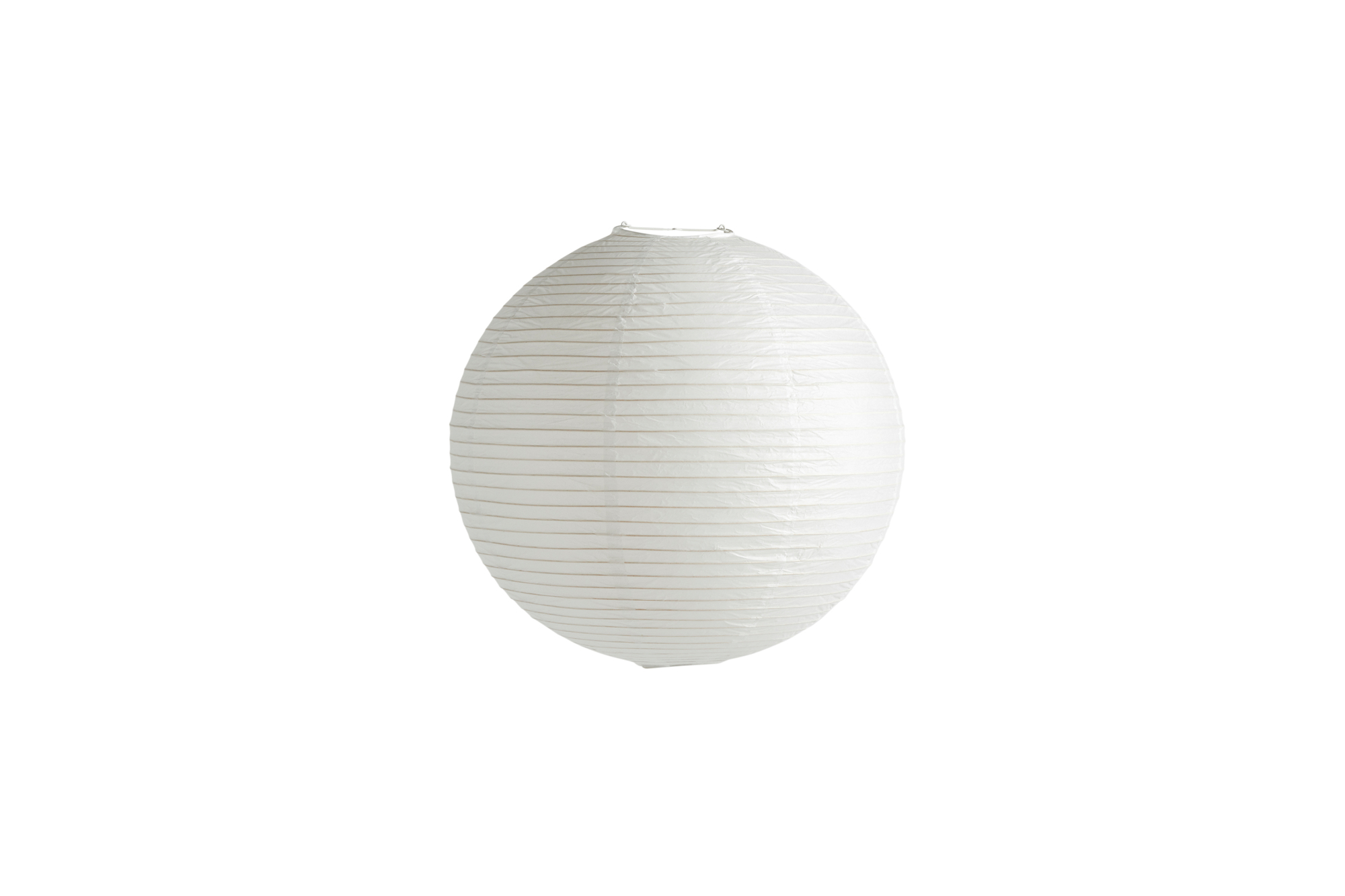 Weißer Reispapier Lampenschirm im Hay Design, ovale Form und sanftes Licht.