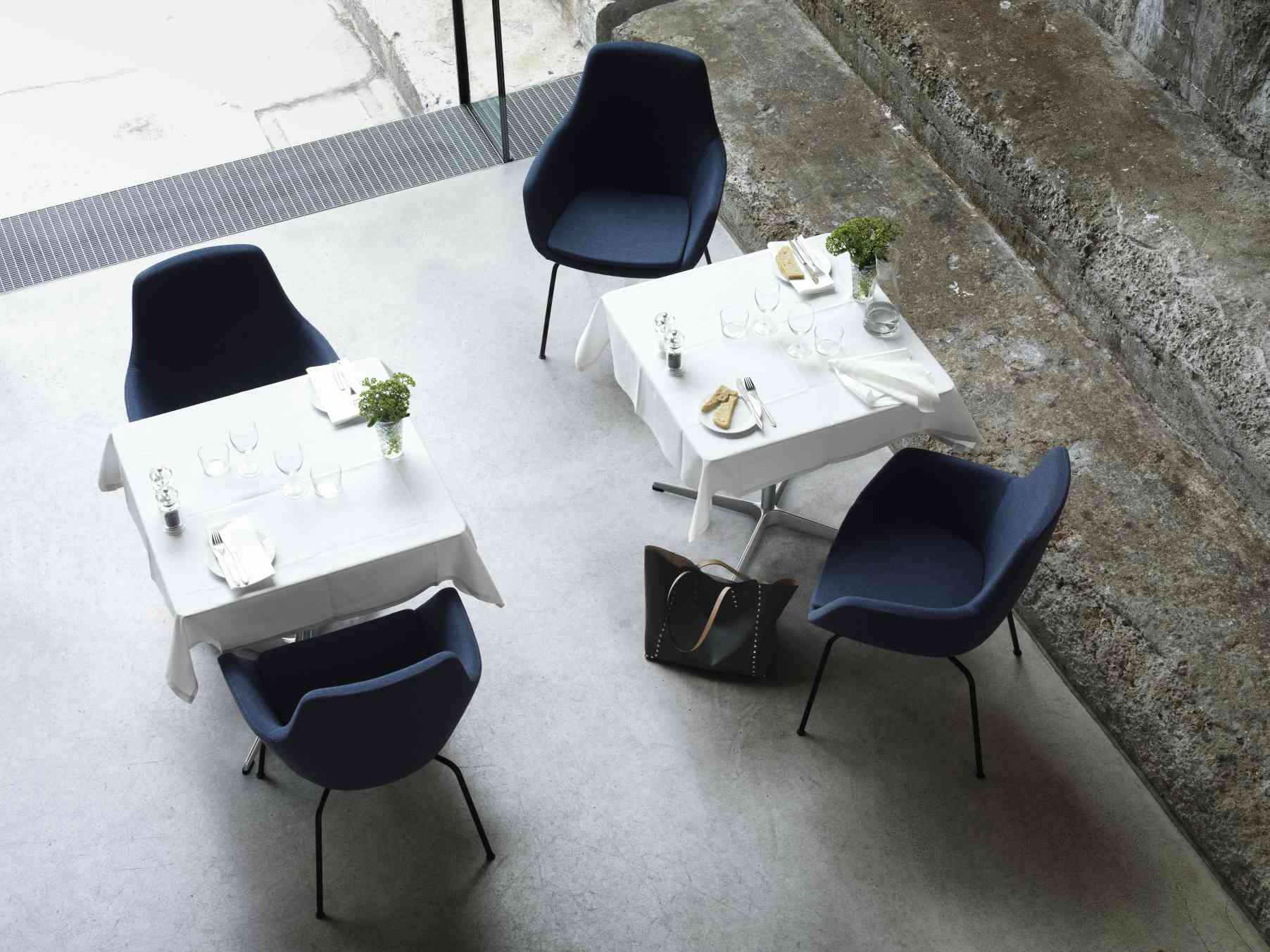 Fritz Hansen Little Giraffe Stühle mit blauem Bezug um Esstische in modernem Ambiente.