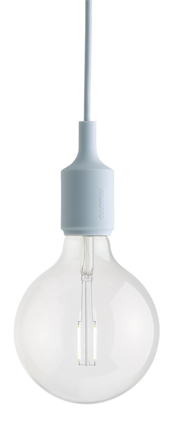 Nahaufnahme der Muuto E27 Socket Pendelleuchte in Hellblau mit Glühbirne.