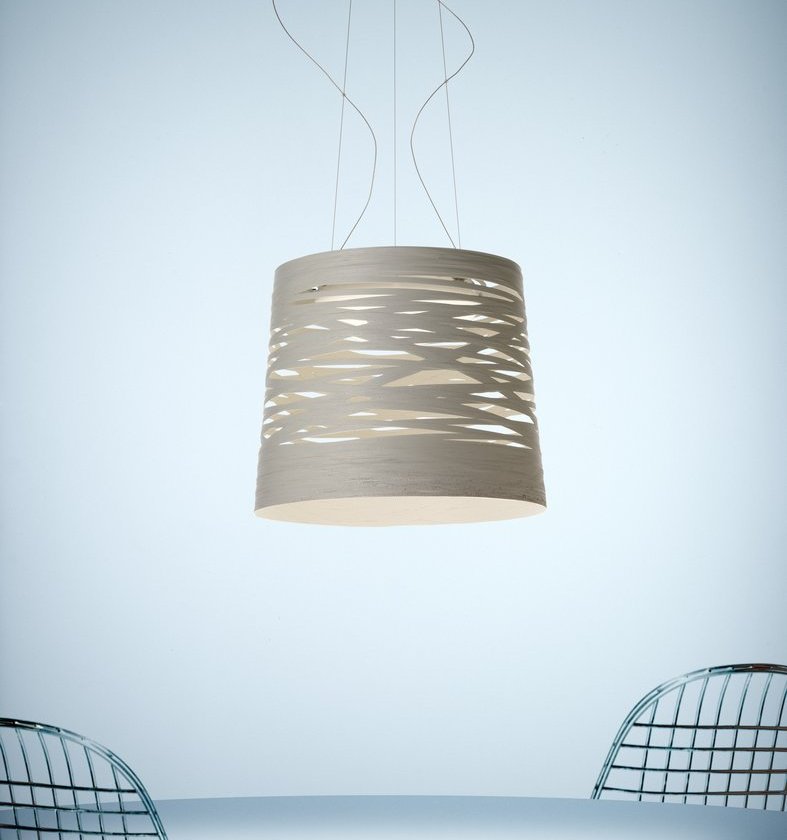Tress Grande Pendelleuchte von Foscarini, moderne Hängelampe aus hellem Material mit horizontalen, wellenförmigen Ausschnitten.