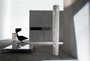 Weiße Tress Grande LED Stehleuchte von Foscarini im modernen Wohnzimmer mit Sessel und Couchtisch.