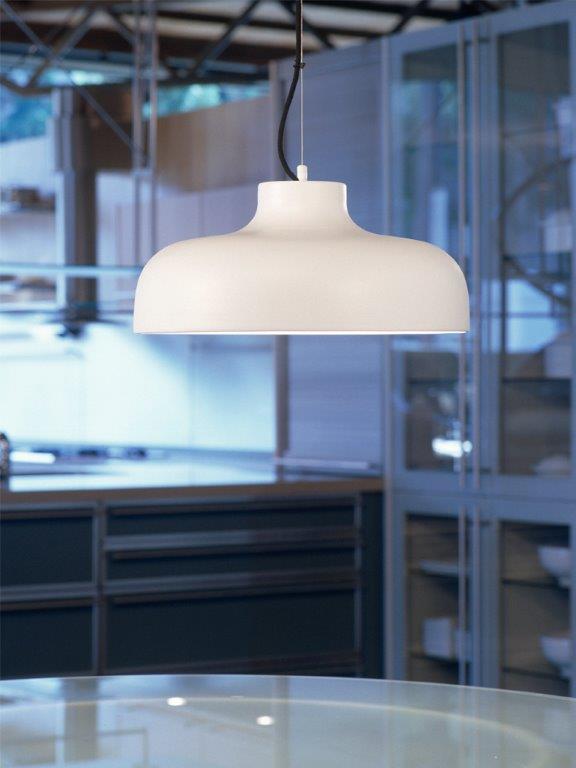 Weiße M68 Hängelampe von Santa & Cole, moderne Pendelleuchte für Wohnzimmer und Esszimmer.