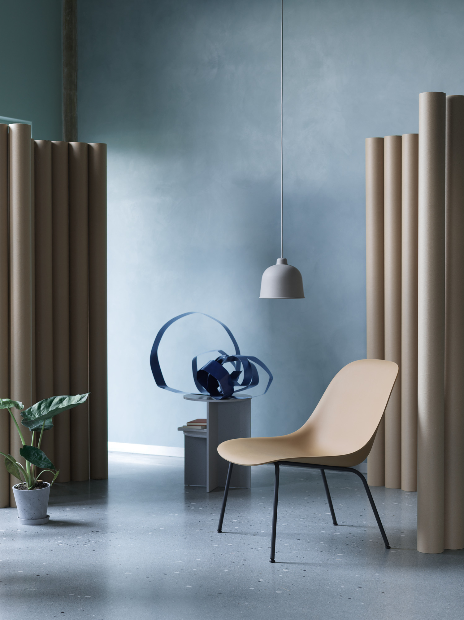 Beiger Fiber Lounge Chair von Muuto mit schwarzem Metallgestell in modernem Interieur.