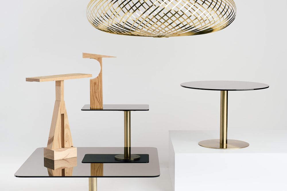Flash Beistelltisch / Couchtisch Tom Dixon: Studioaufnahme von verschiedenen modernen Beistelltischen aus Holz, Glas und Metall.