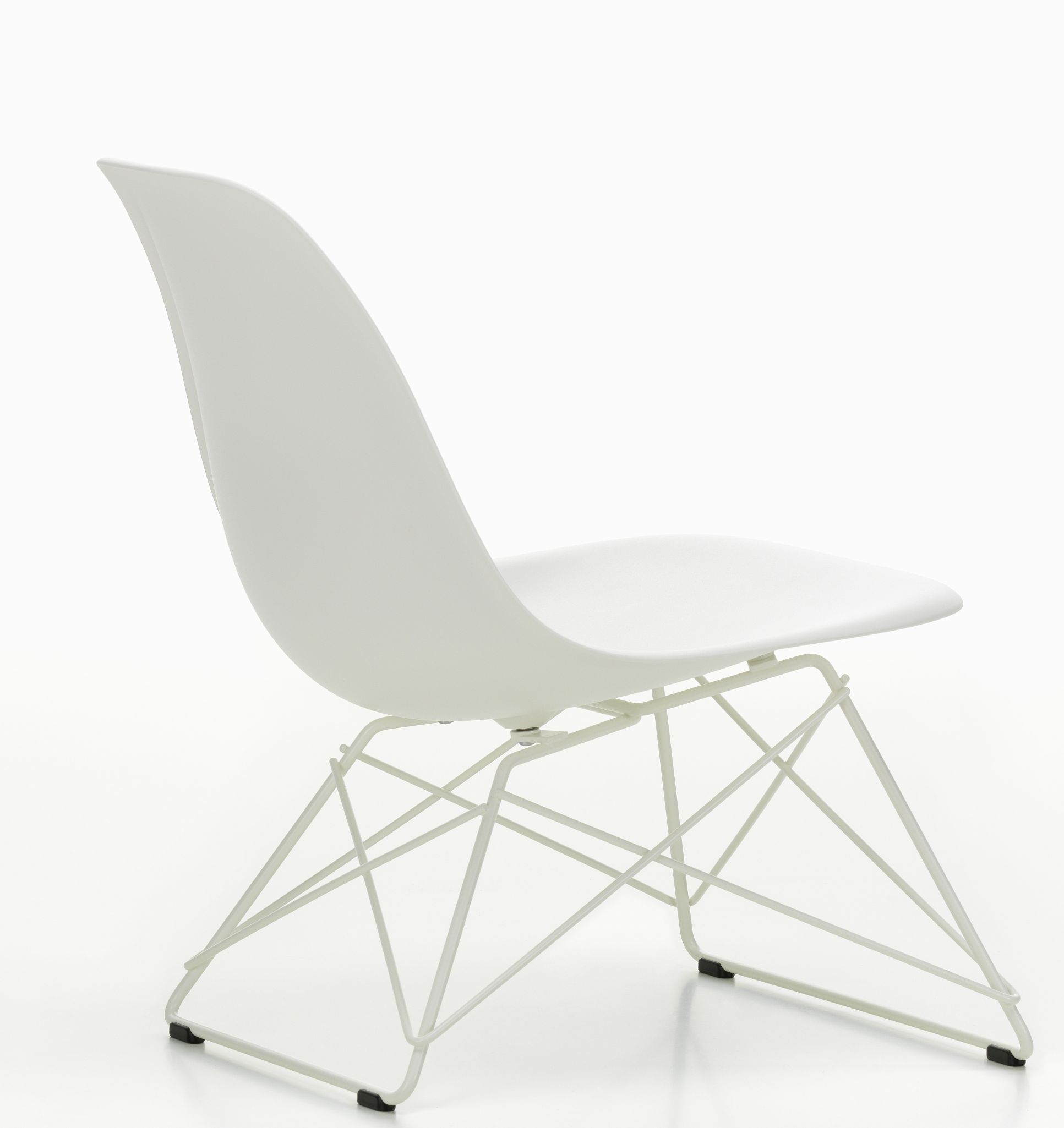 Weißer Eames Plastic Side Chair LSR Stuhl von Vitra mit verchromtem Drahtgestell, seitliche Ansicht.