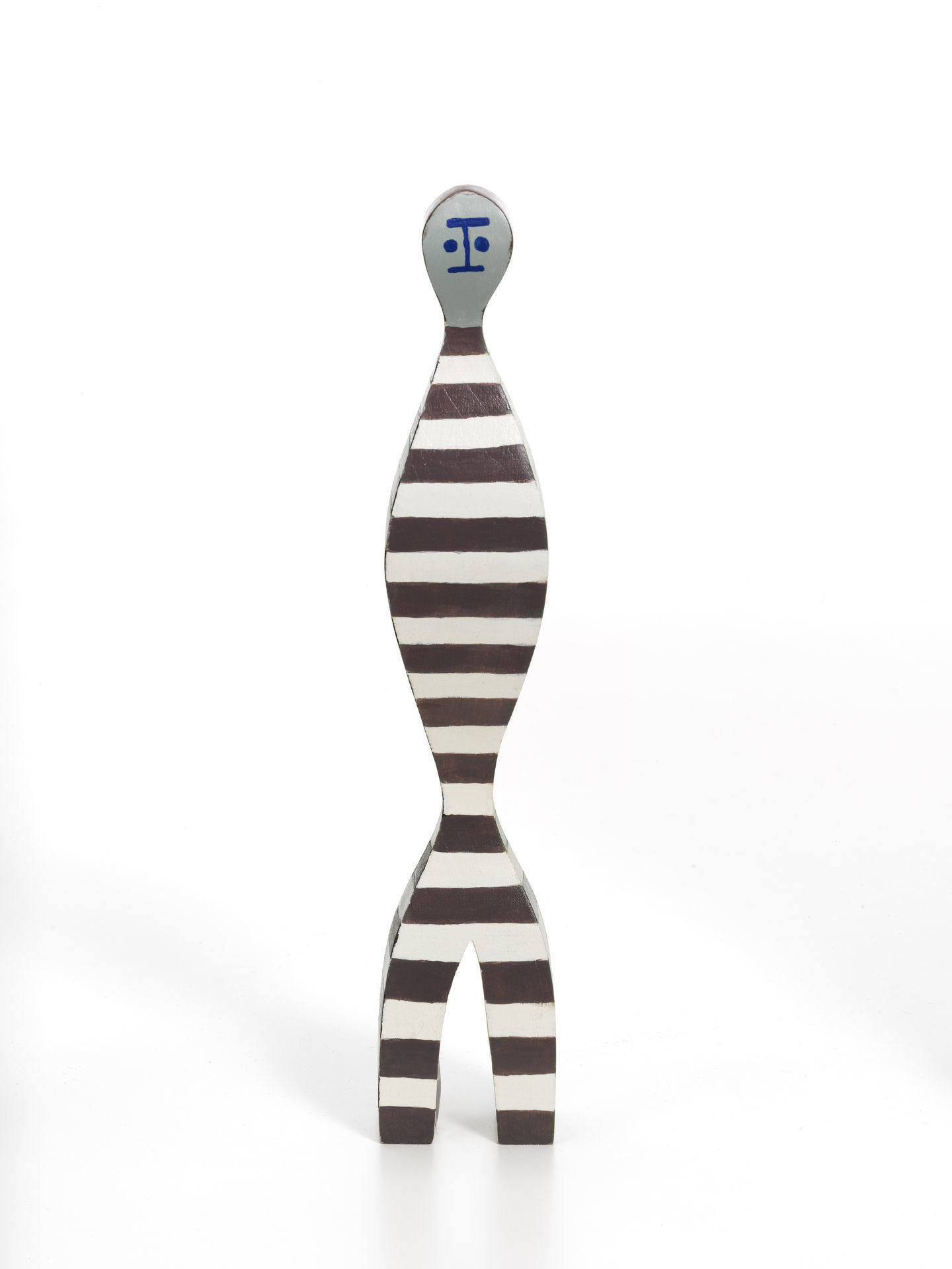 Vitra Wooden Doll No. 16, handgefertigte Holzfigur mit braun-weißen Streifen und blauem Gesicht.