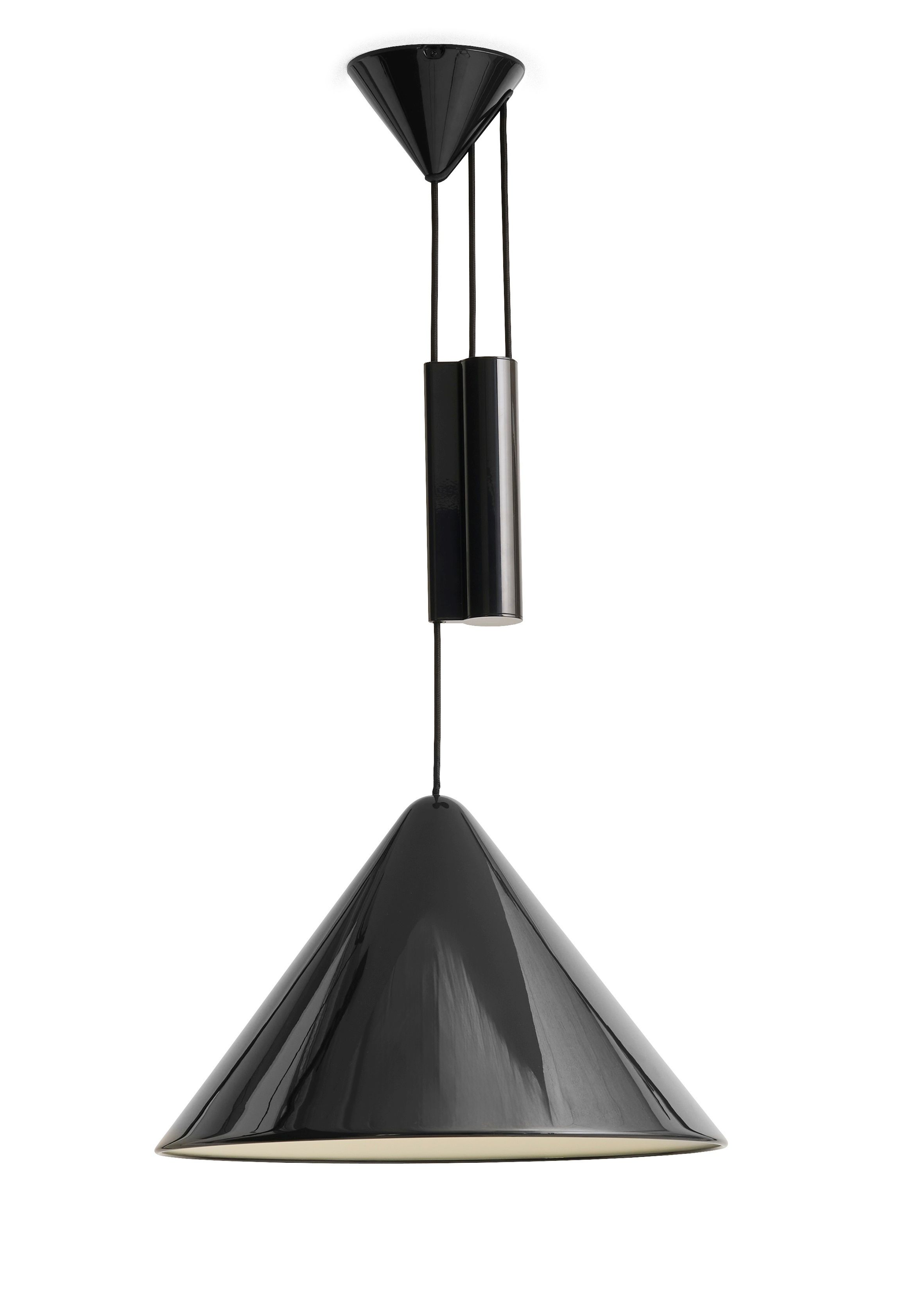 Schwarze Compass Adjustable Pendelleuchte von Hay, Kegelförmiger Lampenschirm mit schwarzem Kabel und Baldachin für moderne Innenbeleuchtung.
