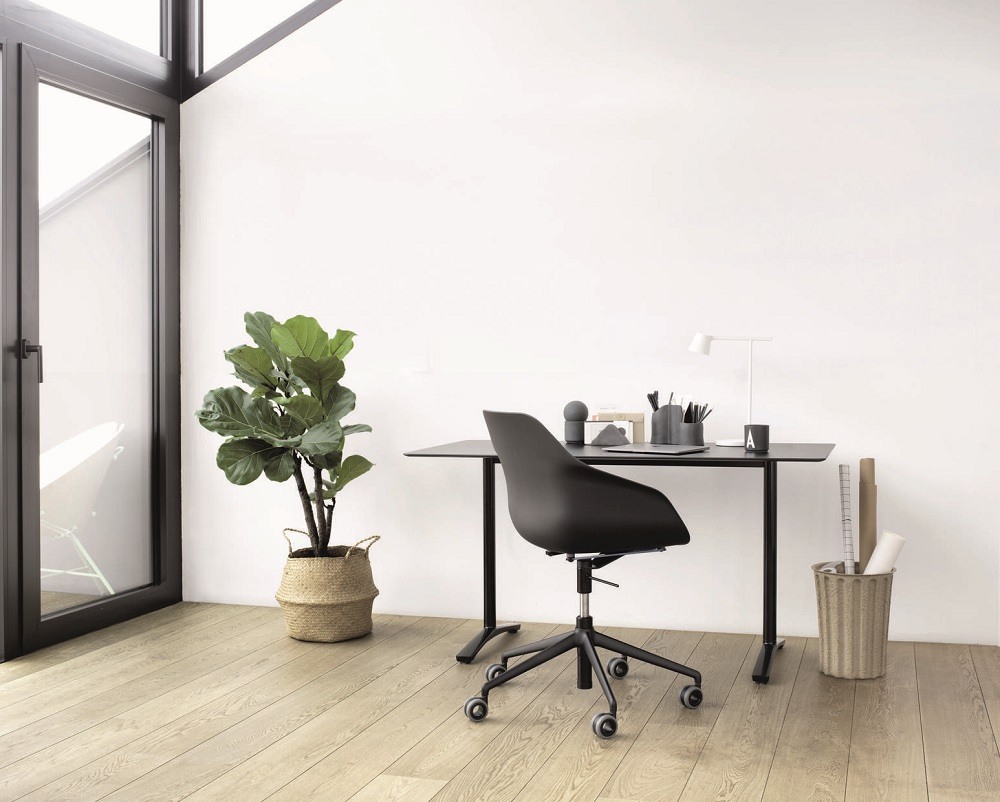 Schwarzer Yonda Universalstuhl von Wilkhahn am Schreibtisch in einem hellen, modernen Büro mit Holzboden.