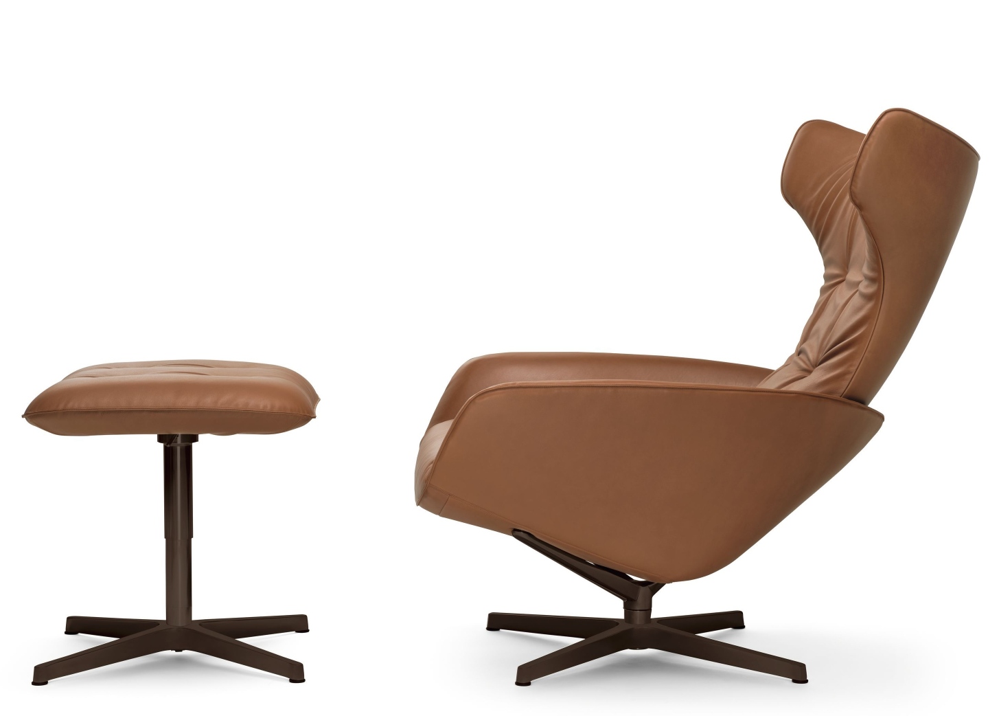 Onsa Hocker von Walter Knoll aus braunem Leder mit passendem Sessel im Hintergrund.