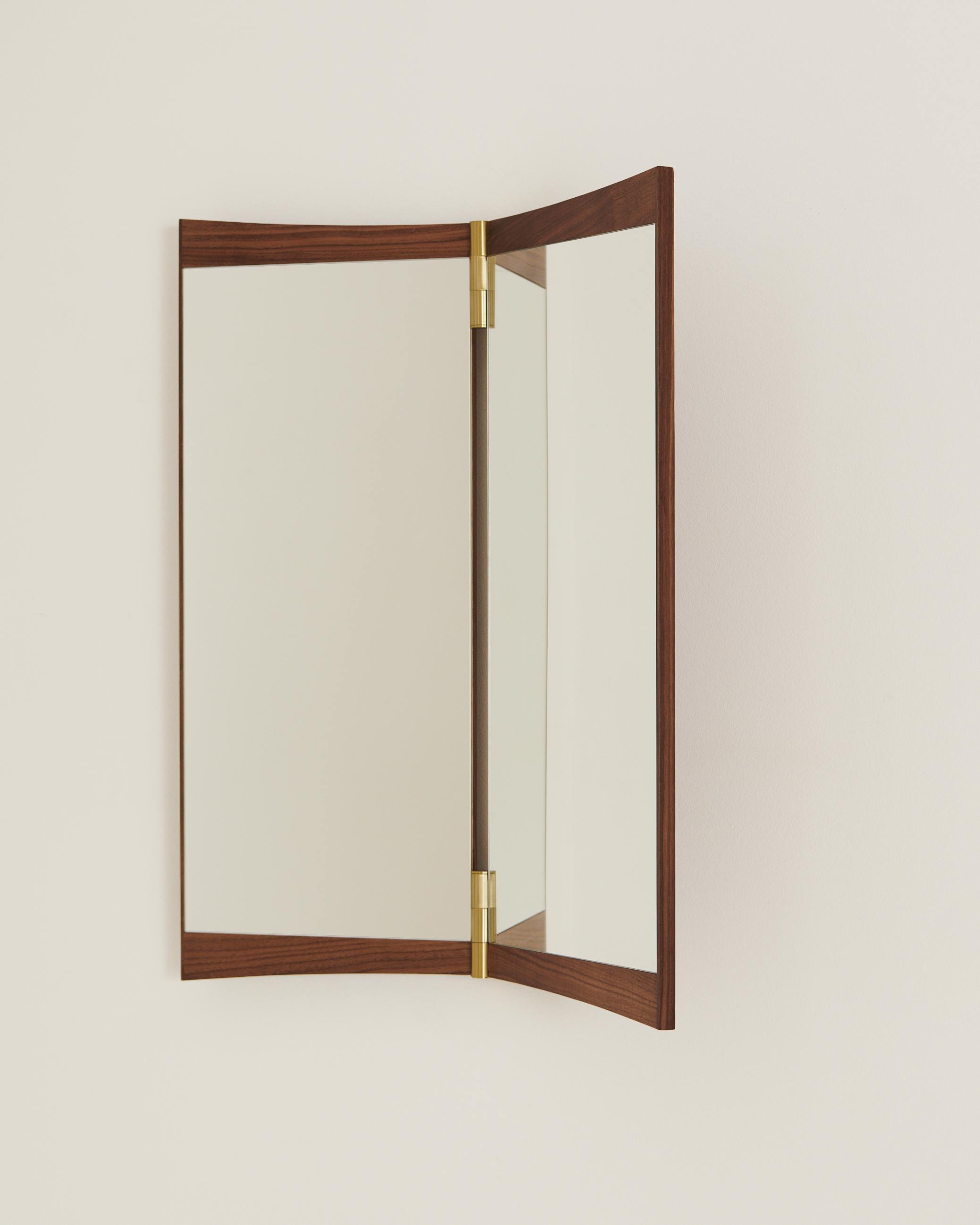 Vanity Wandspiegel von Gubi, Modell 2, mit Holzrahmen und Messingbeschlägen an einer Wand.