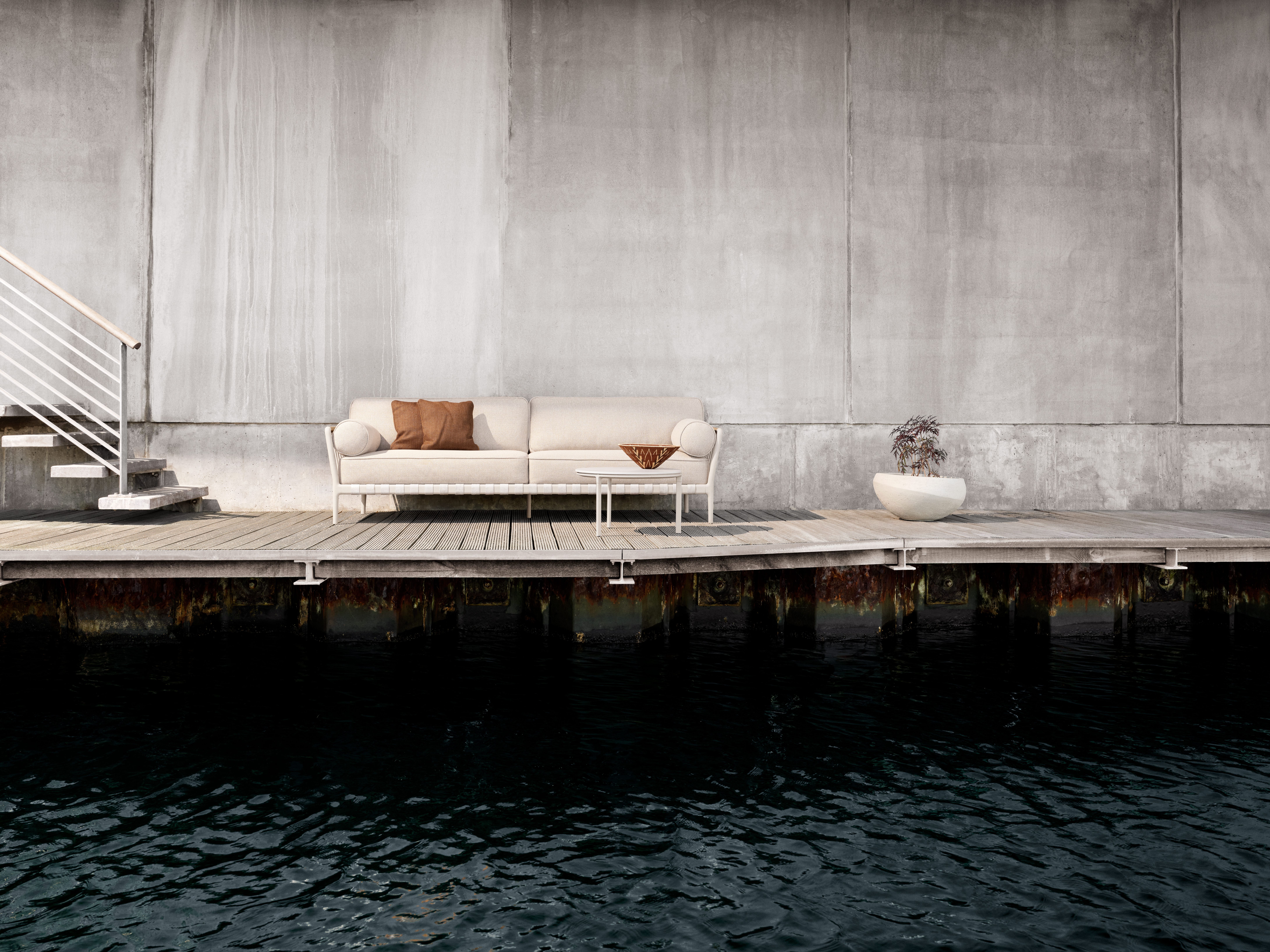 Vipp Open-Air Sofa: Elegantes 3-Sitzer Outdoor Sofa auf Holzterrasse am Wasser. Modernes Design.