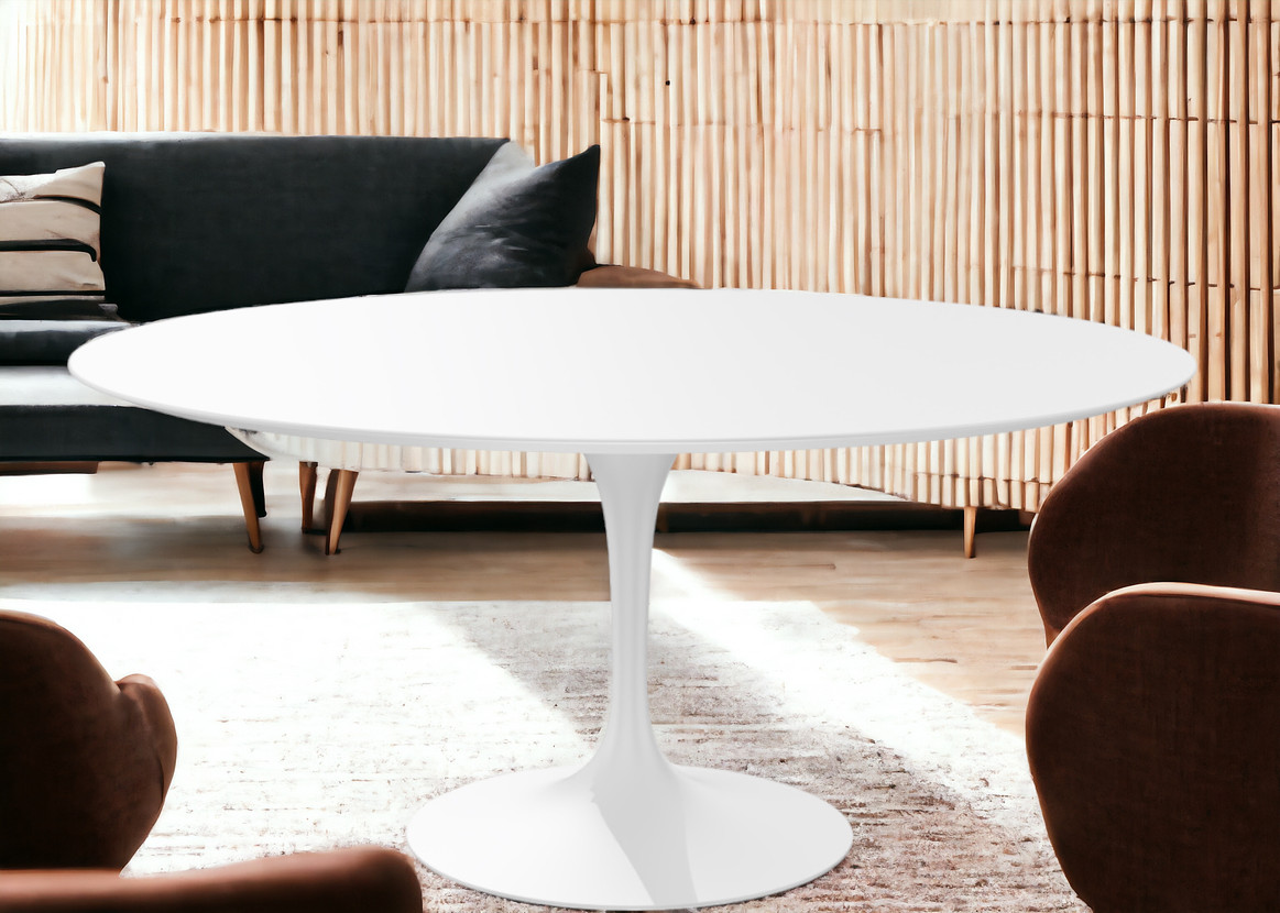 Weißer Saarinen Esstisch von Knoll International mit runder Tischplatte und zentralem Fuß im modernen Wohnzimmer.