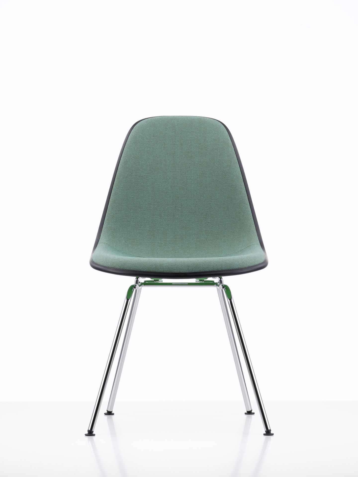 Vitra Eames Plastic Side Chair DSX, vollgepolsterter Stuhl mit grünem Stoffbezug und Chromgestell.