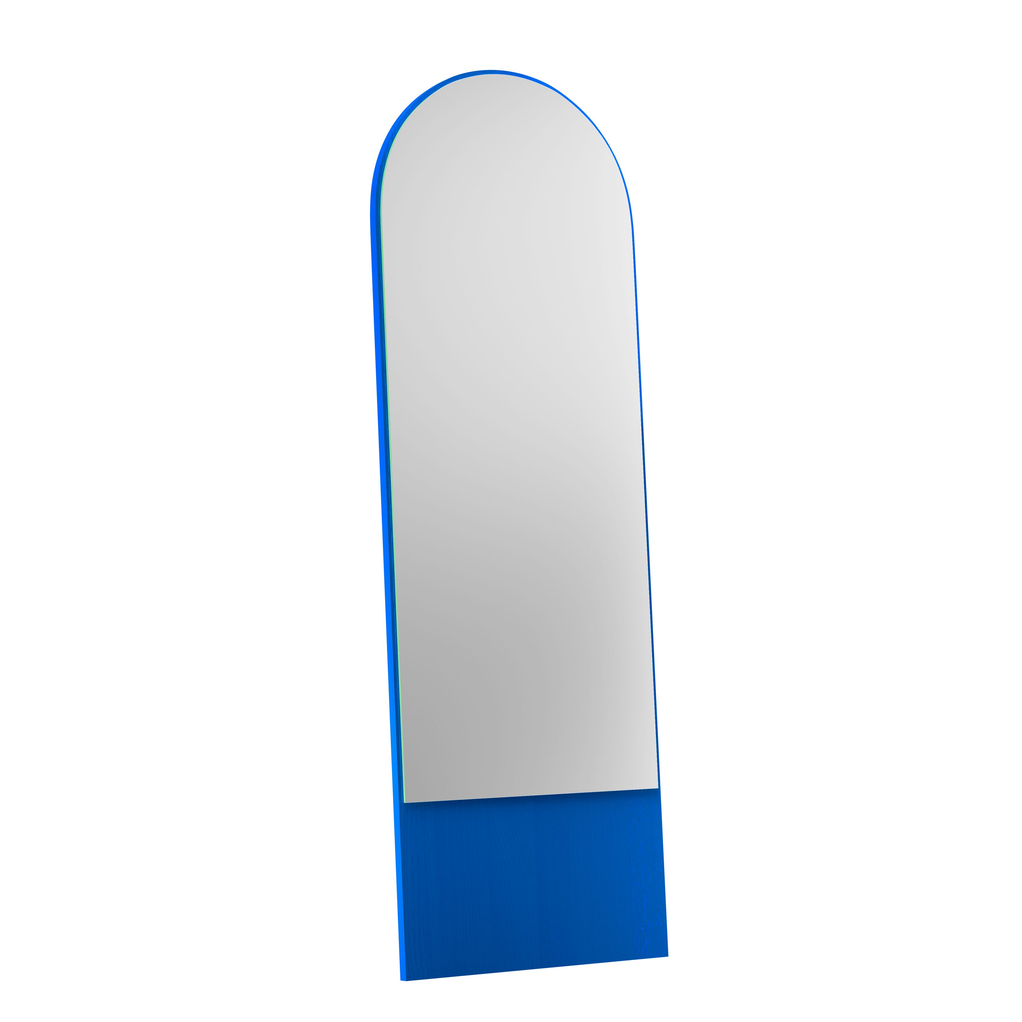 FRIEDRICH Spiegel mit Esche-Rahmen in Berliner Blau. Moderner, schlanker Standspiegel für Schlafzimmer und Flur.