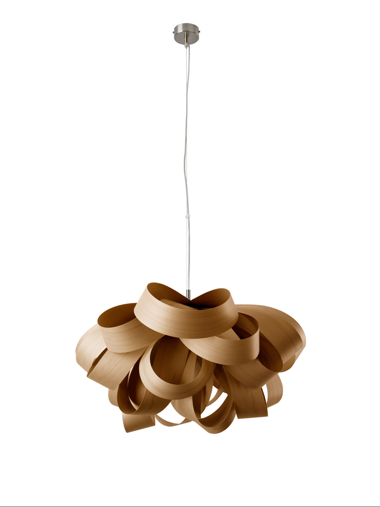 Agatha S Pendelleuchte von LZF Lamps: Moderne Hängelampe aus Holzfurnier, warmes Licht.