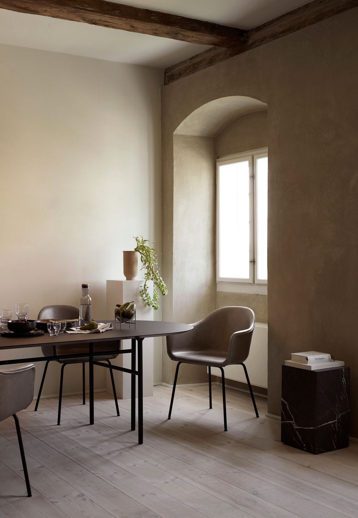 Audo Copenhagen Harbour Dining Chair Stuhl in grauem Leder am Esstisch im stilvollen Esszimmer.