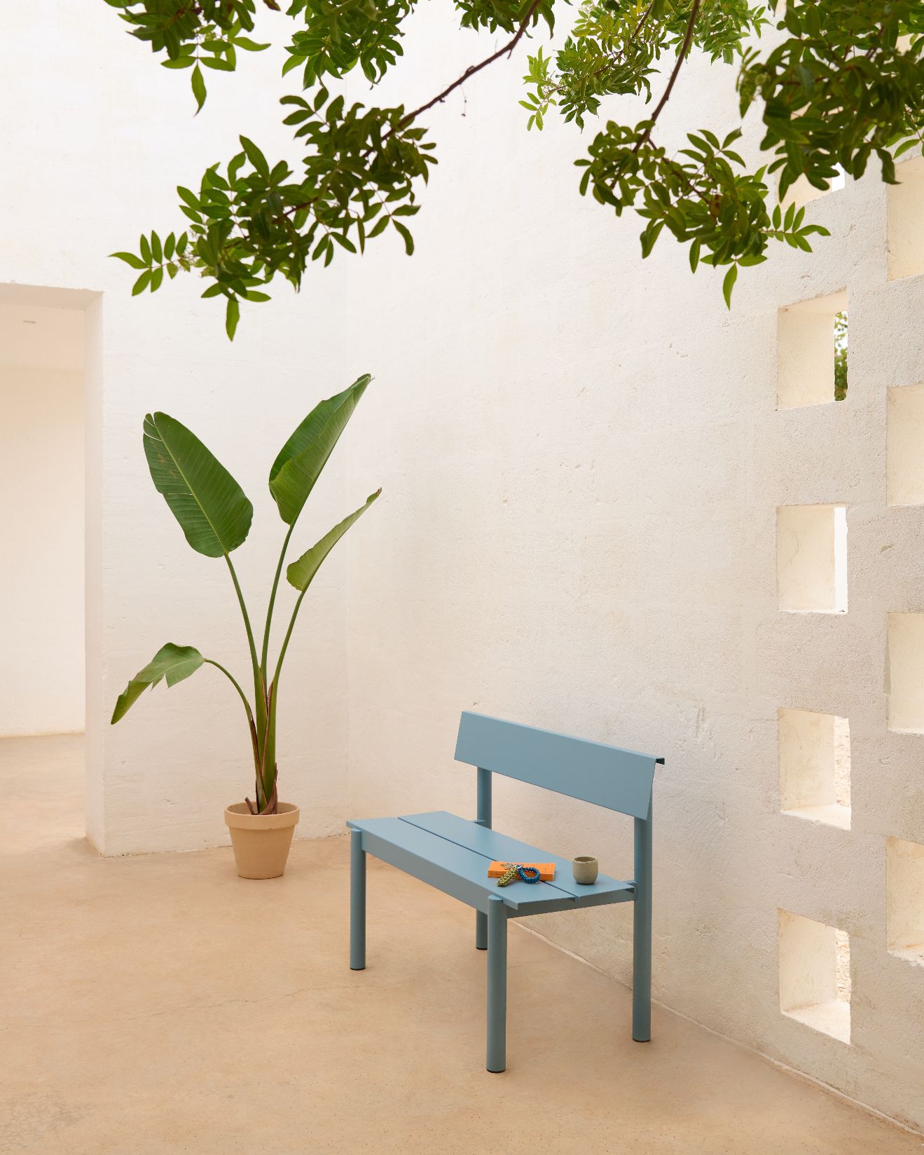 Linear Steel Bench: buitenbank met rugleuning 170 x 34 cm Muuto